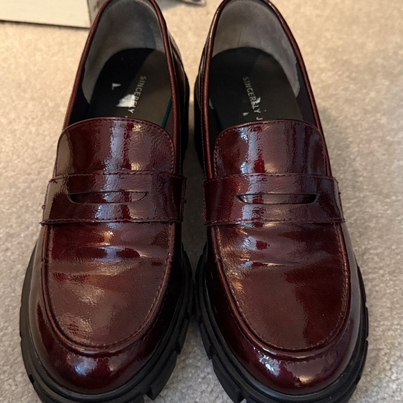 Sincerely Jules Shiny Maroon Loafers Size 9 NWOT - Picture 4 of 4